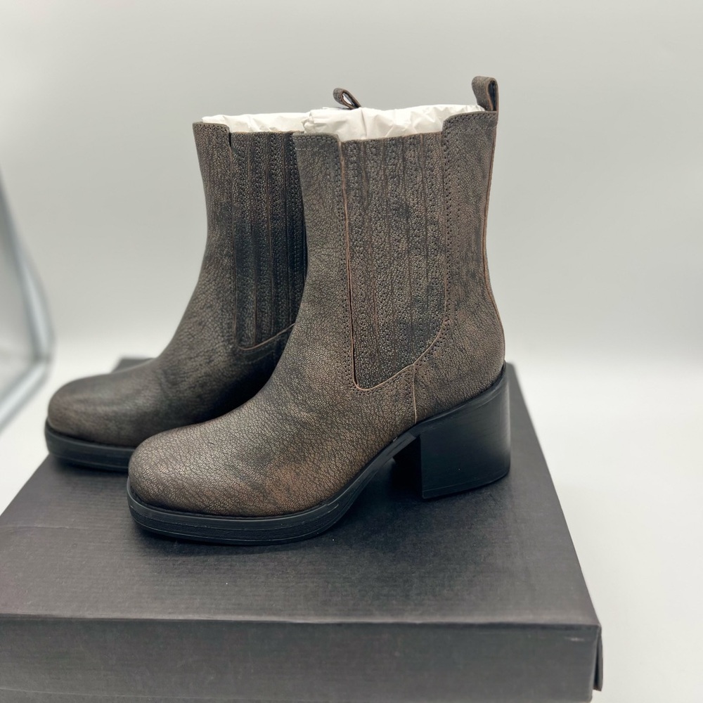 Kenneth Cole New York Women's Jet Chelsea Boot in Antique Gold 7 Med